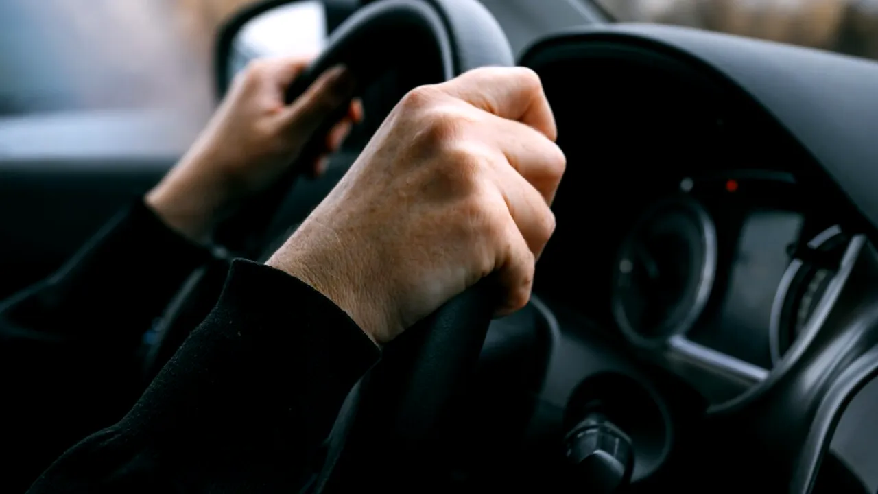 Șoferii care nu își plătesc amenzile rămân cu permisul de conducere. Curtea de Apel București a suspendat hotărârea Guvernului