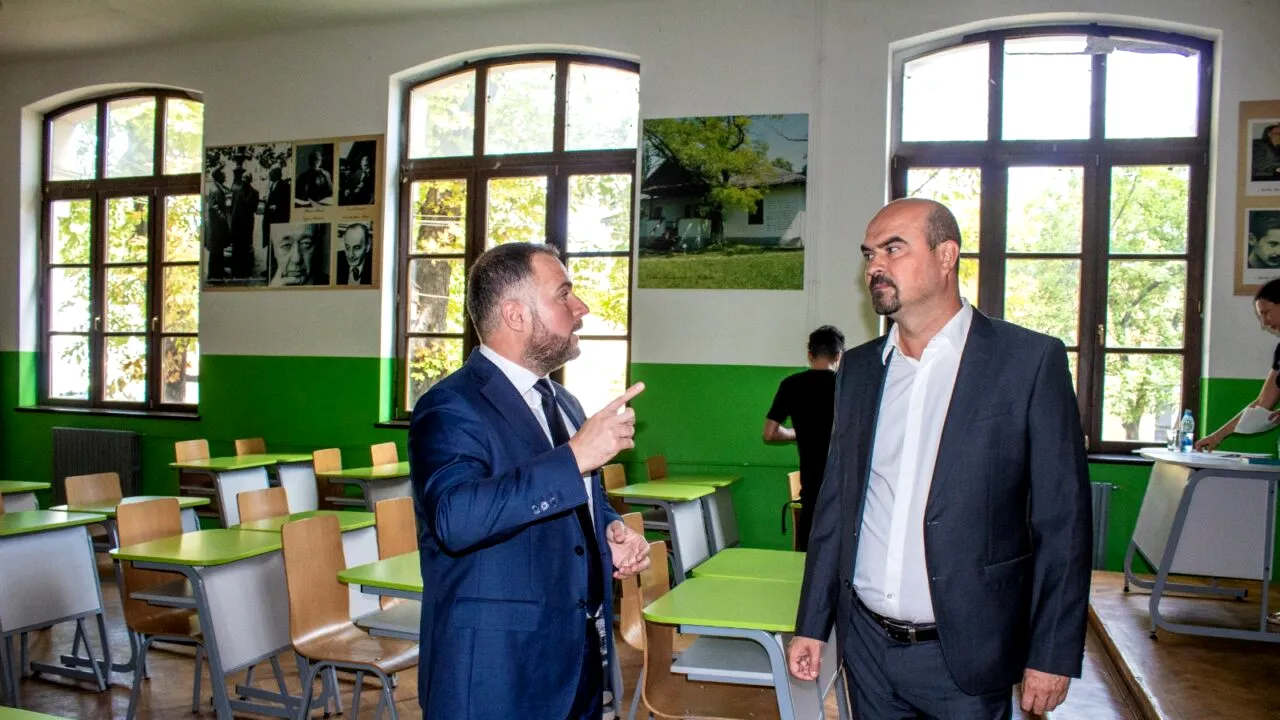 Sună CLOPOȚELUL! Rareș Hopincă, prefectul Municipiului București, ședință de lucru și inspecție în școli pentru începerea noului an școlar