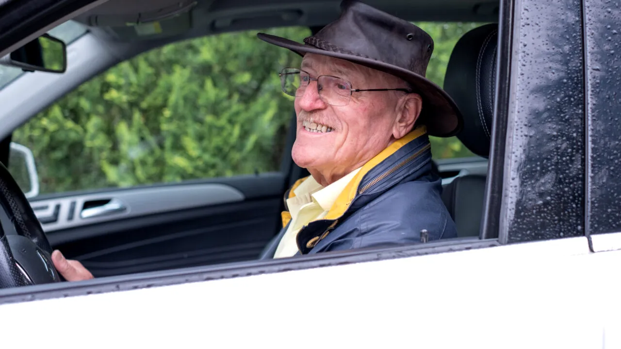 Un bărbat de 85 de ani a fost filmat când conducea pe contrasens pe Autostradă. Cum a fost sancționat