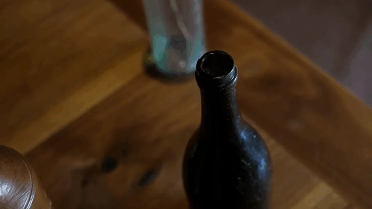 Sticlă de alcool veche de 150 de ani, descoperită într-o mină din SUA. Ce au constatat arheologii, după ce au gustat din ea