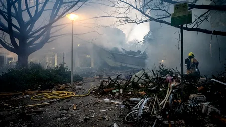 Un bloc cu trei etaje din Haga s-a prăbușit după ce a sărit în aer. Pompierii caută oameni sub dărâmături