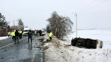 ACCIDENT DE MICROBUZ, soldat cu 9 răniți. Autovehiculul a derapat și s-a ciocnit cu o autoutilitară