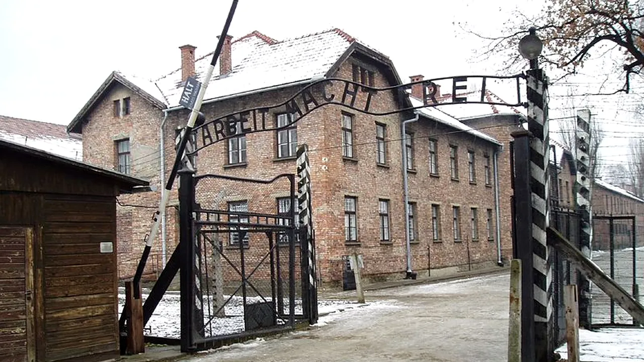 Imaginile care au stârnit un scandal uriaș pe Facebook. Ce fac acești elevi la Auschwitz