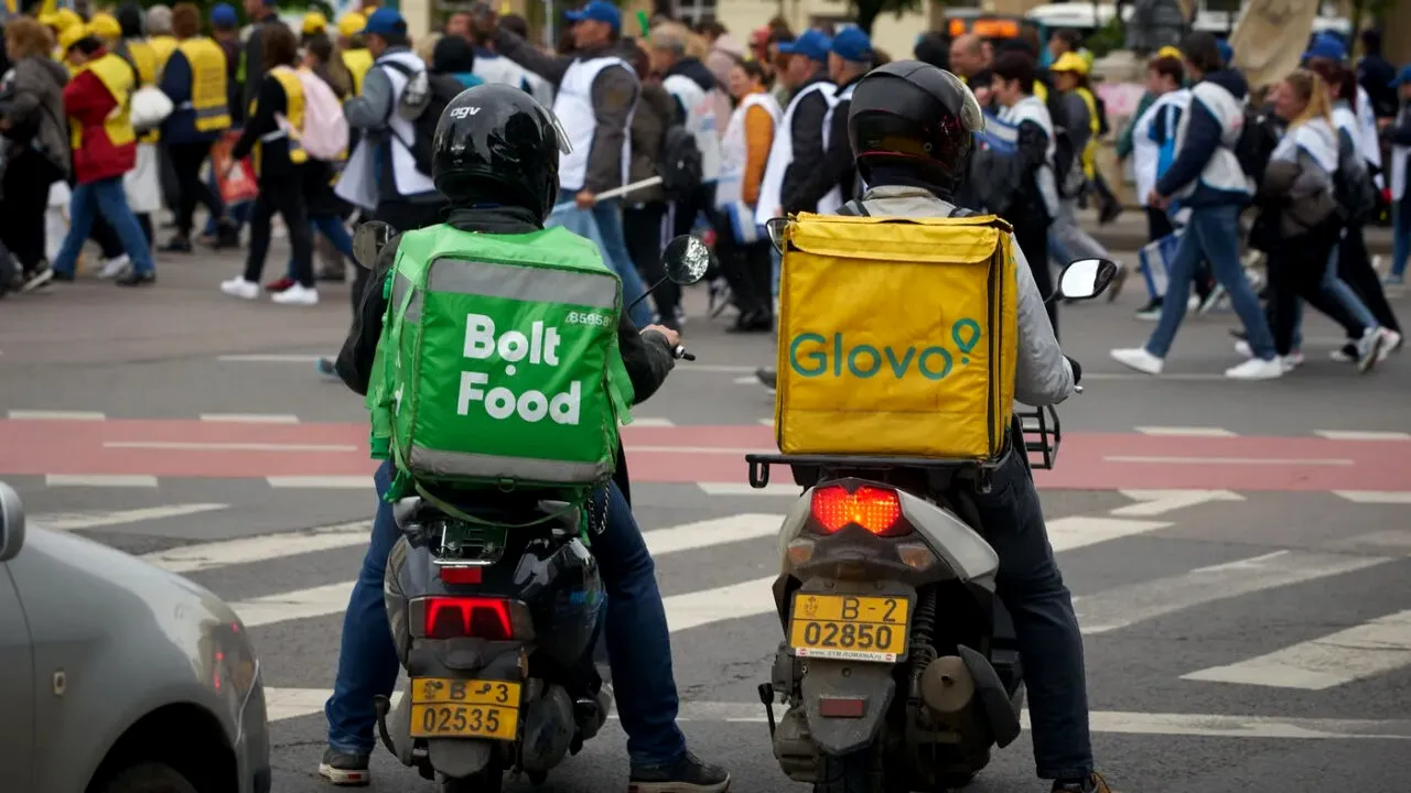 Calcul complet. Cât câștigă un livrator nepalez Glovo, Wolt sau Bolt Food acum, în 2026. Cât trimite lunar acasă, în Nepal