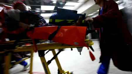 Șase persoane rănite, după ce două autoturisme s-au ciocnit frontal, pe DN 17