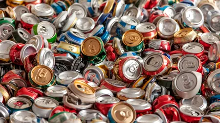 Nu mai aruncați gunoaiele de la fereastra mașinii. Riscați AMENZI mari de la comisarii ecologiști