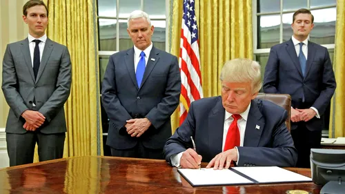 În ultimele ore ale președinției sale, Trump semnează ordinul executiv care anulează interdicția de lobby pe care a instituit-o la începutul mandatului