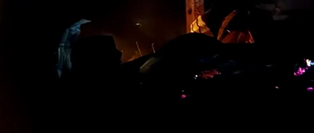 Cabană şi maşini incendiate, paznic sechestrat și un câine omorât în urma unui atac armat, în județul Maramureș. De la ce ar fi pornit totul