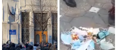 Protest la Timişoara. Zeci de persoane s-au adunat în centrul orașului: „Fără carantină” / „Azi în Timişoara, mâine-n toată ţara” / Oamenii au ars măști de protecție (VIDEO)