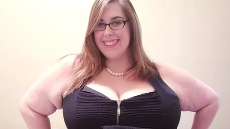 O tânără care suferă de obezitate morbidă își rotunjește, online, veniturile cu 1.000 de dolari pe lună mâncând în fața camerei: Sunt bărbați care și-ar părăsi nevestele pentru mine