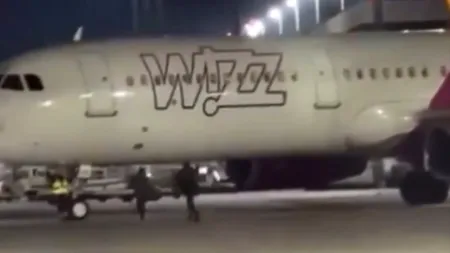 Scenă incredibilă pe aeroportul din Köln: doi ROMÂNI, filmați când alergau pe pistă după un avion Wizz Air. Cum au ajuns acolo
