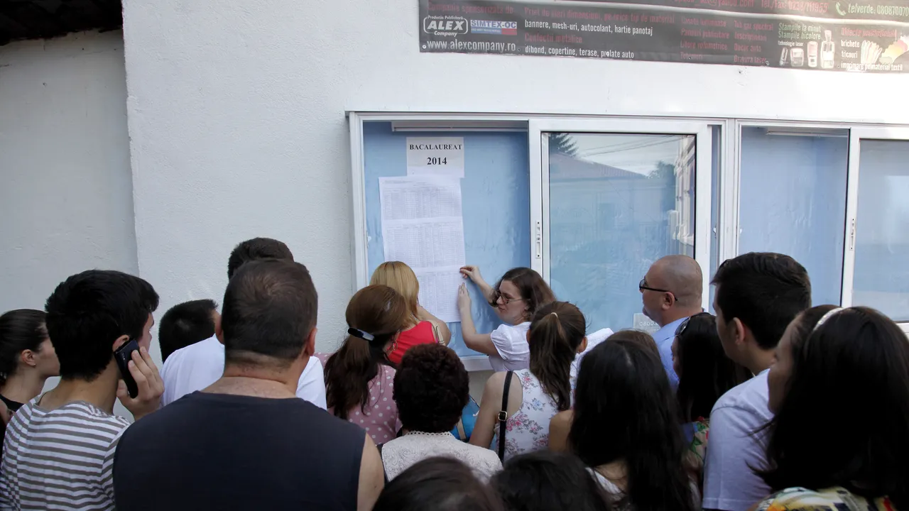 Rezultate Simulare Bacalaureat 2015. 6 din 10 elevi de clasa a XII-a au luat notă de trecere la română. La matematică procentul este mai mic, dar superior celui din 2014