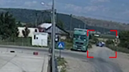 „I-a murit motorul pe calea ferată”. GREȘEALA făcută de o mămică însărcinată la volan a dus la un accident cumplit pe calea ferată din Bacău