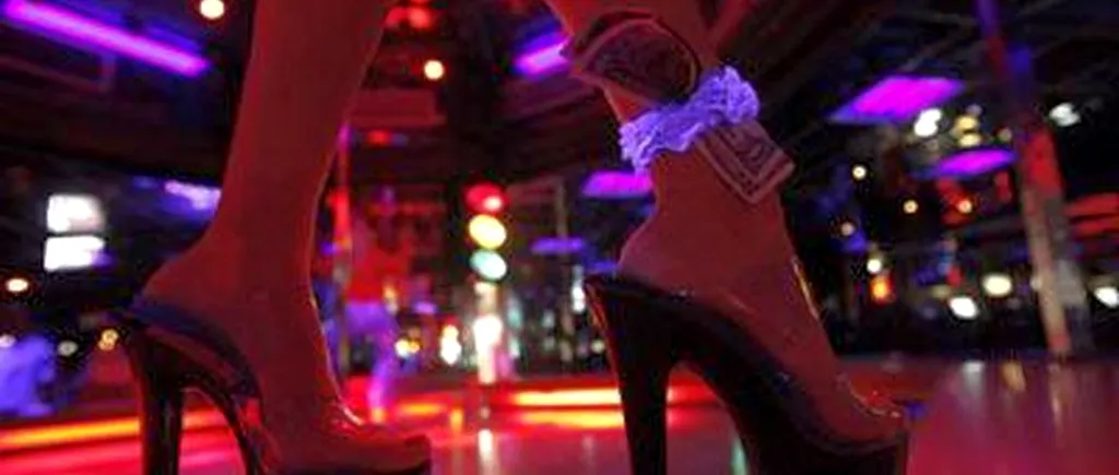 O firmă de recrutare britanică a trimis o femeie să se angajeze într-un club de striptease