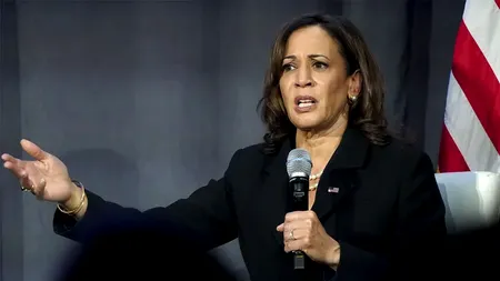 VIDEO | Zeci de migranți sud-americani, dați jos din autocare și lăsați în fața casei vicepreședintei SUA, Kamala Harris