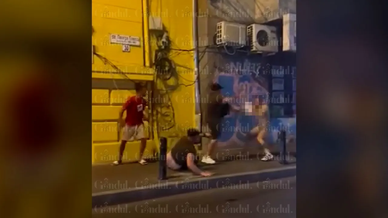 VIDEO | Bătaie în centrul Bucureștiului. Patru indivizi au coborât dintr-un taxi și i-au atacat pe pasagerii din altă mașină