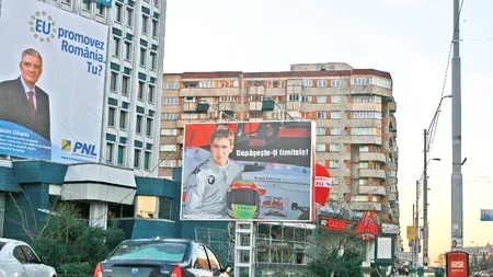 Un tânăr a murit și altul a fost rănit, după ce au intrat cu mașina într-un panou publicitar