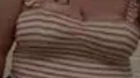 O mamă a fost dată afară dintr-un restaurant, chiar când serba ziua fiului ei, după ce un client s-a plâns că era îmbrăcată „prea provocator