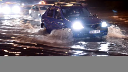 Ploaie torențială și grindină în Râmnicu Vâlcea: Mai multe străzi au fost inundate