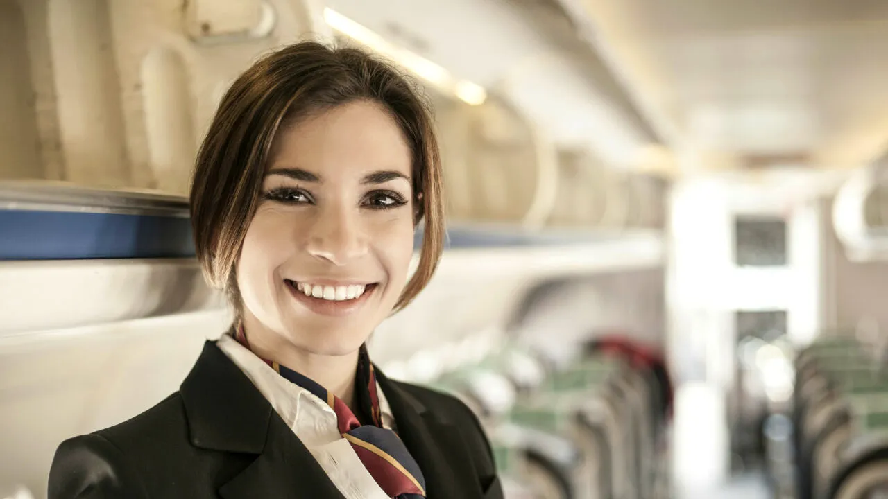 Câți bani câștigă o stewardesă în 2025. Salariile oferite de Emirates, Wizz Air, Ryanair sau Tarom