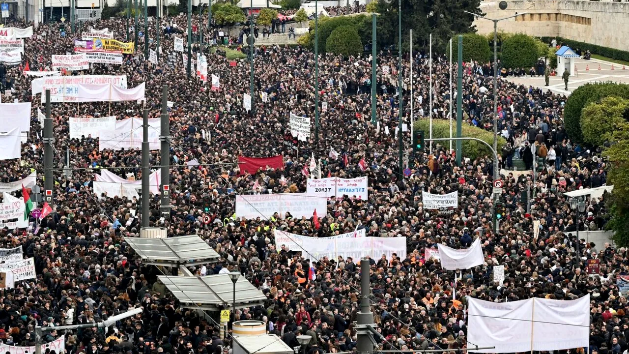 VIOLENȚE la Atena. Sute de mii de oameni au ieșit în stradă pentru a protesta, la doi ani de la cel mai grav accident feroviar din istoria țării