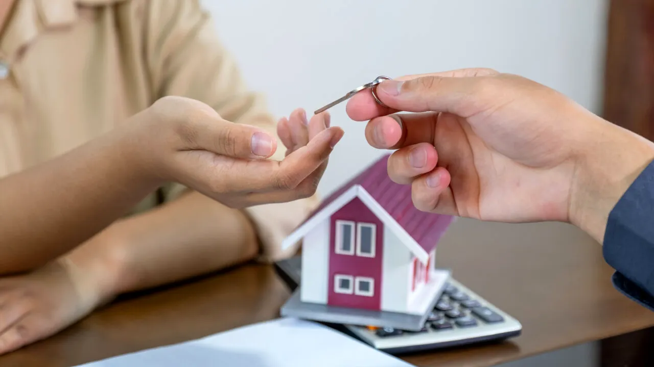 Ce AMENZI pot primi chiriașii dacă nu trec noua adresă de reședință în buletin, din 10 iunie