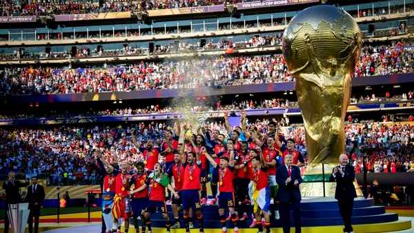 Trump, un nou moment viral la finala Cupei Mondiale 2026. A rămas pe scenă când Spania ridica trofeul suprem, ignorându-l pe șeful FIFA