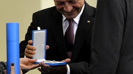 Traian Băsescu și-a decorat medicul de familie 