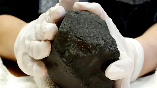 Roci lunare și fragmente de meteoriți marțieni, vândute la licitație cu peste 1 milion de dolari