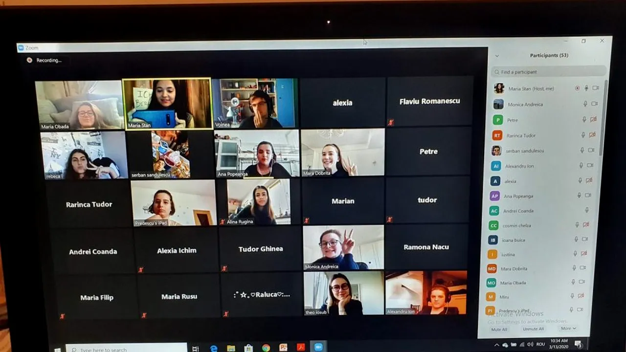 EXCLUSIV. Cum se desfășoară orele online în România. Profa de română care ține lecțiile la distanță: „Ne-au surprins foarte plăcut. Elevii sunt încântați”