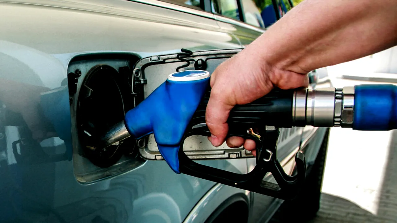 Benzina și motorina se SCUMPESC de la 1 ianuarie. Ce majorări vor apărea la pompă în prima zi a anului viitor