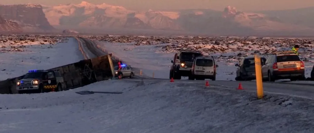 Un autocar cu turiști chinezi a lovit un autoturism în Islanda. Pasagerii mașinii nu au suferit răni grave. Un mort și zeci de răniți în autocar
