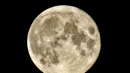 Un nou mineral lunar ar putea deveni o sursă de energie. China va trimite trei misiuni fără echipaj uman pe Lună