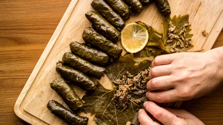 Cum să pregătești Dolmades, cele mai gustoase sarmale grecești. Ingredientele simple care oferă un gust autentic