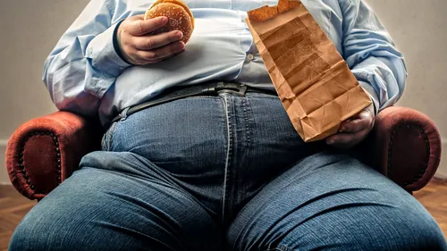 Plan împotriva obezității, anunțat de Guvernul britanic. Reclamele la alimentele nesănătoase vor fi interzise înainte de ora 21:00