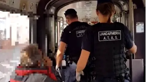 Bizar! Un bărbat s-a urcat fără mască în tramvai, dar nu asta a fost surpriza pentru jandarmii care l-au legitimat (VIDEO)
