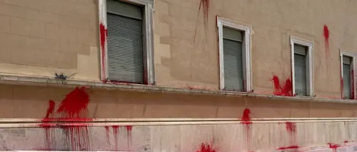 Parlamentul Greciei a fost vandalizat cu vopsea roșie: O grupare anarhistă a revendicat atacul - FOTO