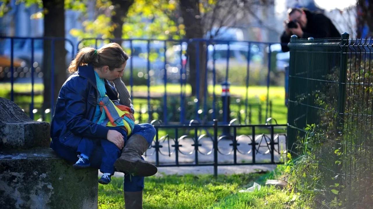 PROVOCAREA MĂMICILOR. Au alăptat în Piața Unirii pentru a încuraja hrănirea naturală a sugarilor