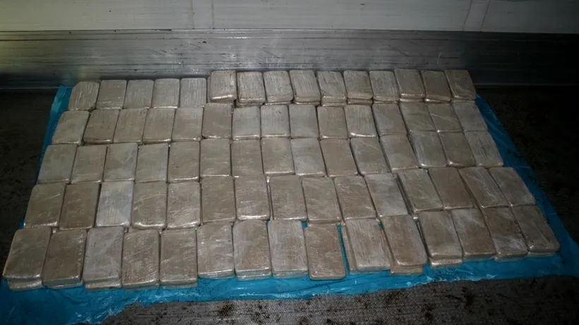 Captură record de heroină în România. 75 de kilograme de droguri, găsite ascunse printre biscuiți și băuturi răcoritoare