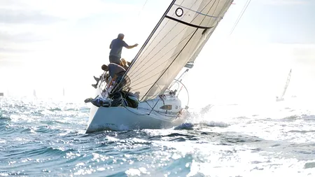 Un VELIER aflat la un pas să se scufunde în zona Vama Veche, salvat în ultimul moment și adus în Portul Mangalia