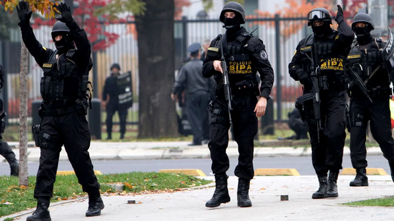 Manifestanți bosniaci devastează și incendiază sediul Guvernului cantonal de la Sarajevo