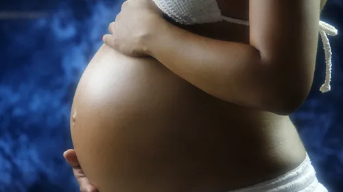 Caz uluitor în Vaslui: Mamă și fiică de 15 ani, însărcinate cu același bărbat
