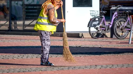 La Timișoara, angajații de la drumuri vor trece la curățenia străzilor. MĂTURA este în continuare la putere