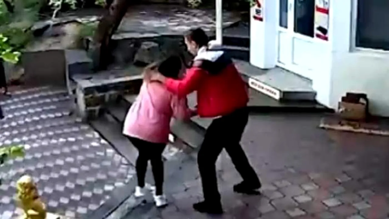 CRUNT. O vânzătoare a fost bătută de un antrenor de MMA pentru că nu l-a lăsat în magazin fără mască de protecție: „Nu mai puteam să respir” | VIDEO