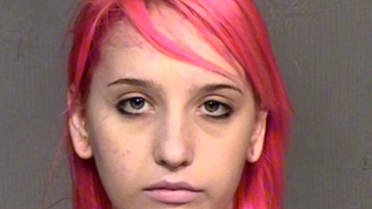 Arestată după ce a condus beată, drogată și cu COPILUL PE PLAFONUL mașinii