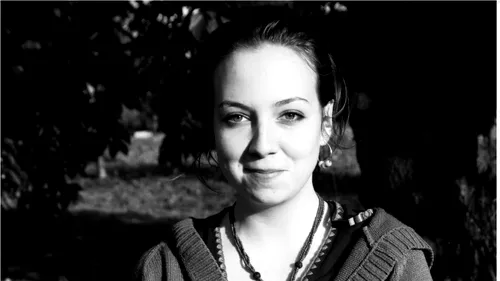 Povestea tinerei artiste românce care și-a pierdut viața după ce a fost abandonată pe marginea drumului în urma unui accident de mașină