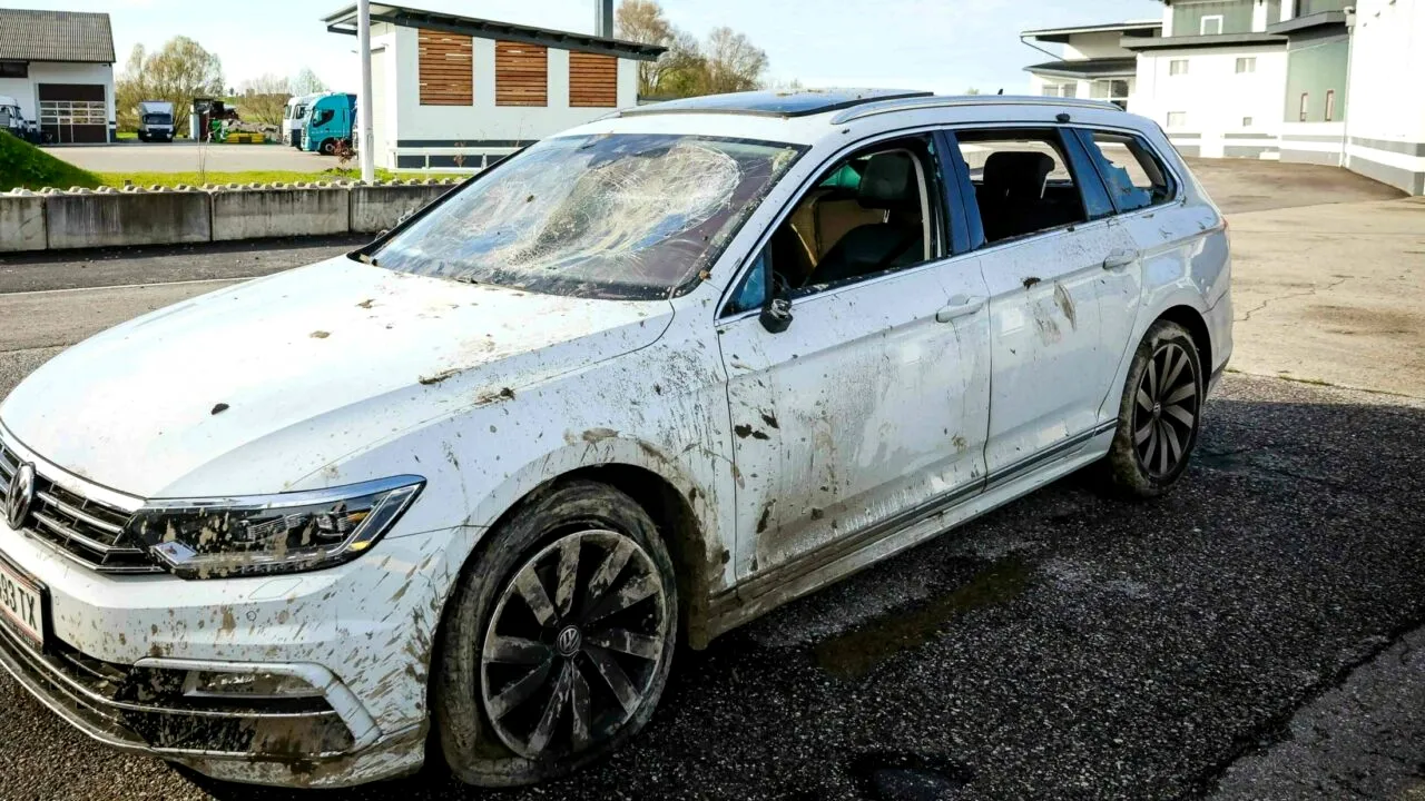 Un băiat român de doar 13 ani și iubita lui tâlhăresc adulți și fură mașini în Austria: „E amuzant să calci pe cineva pe cap!”