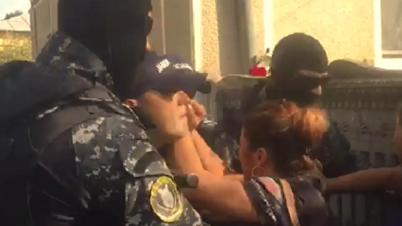Cazul din Caracal  | Jandarmii, la familia Melencu pentru a pune în executare mandatul DIICOT / Mama și bunicul Luizei duși la spital, după ce li s-a făcut rău / Birchall, mesaj pentru Bănilă VIDEO