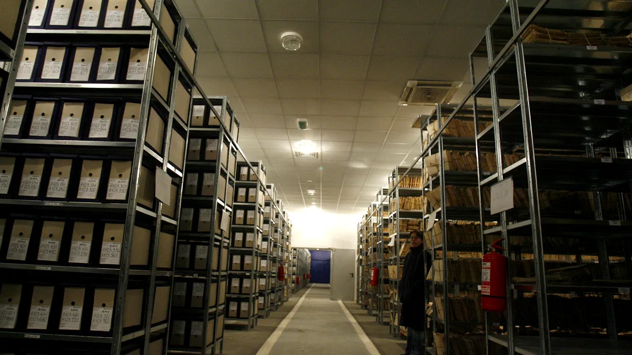 E oficial: Demnitarii trebuie să declare la fiecare mandat că nu au colaborat cu Securitatea