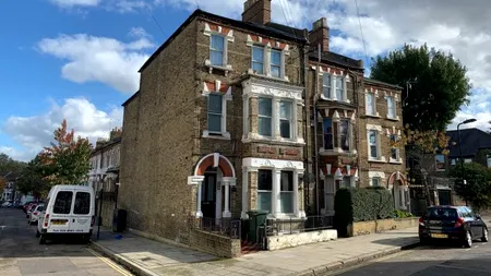 FOTO | O garsonieră de 7 metri pătrați, scoasă la vânzare pentru 50.000 de lire. Cuptorul cu microunde este incorporat în pat